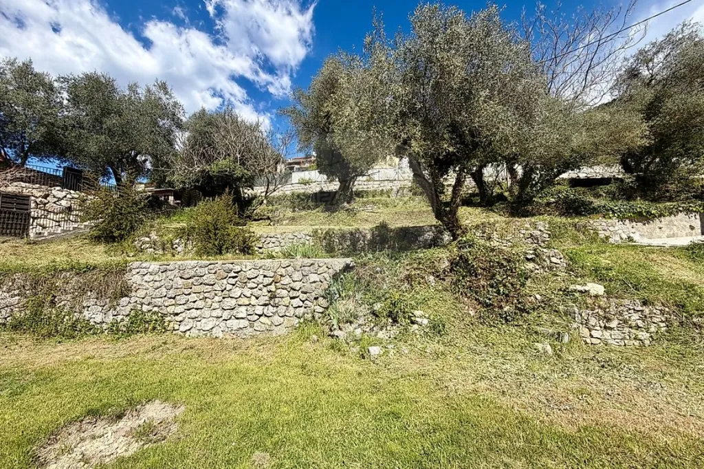 Aed - Constructible Plot with South Exposure in Tourrette-Levens