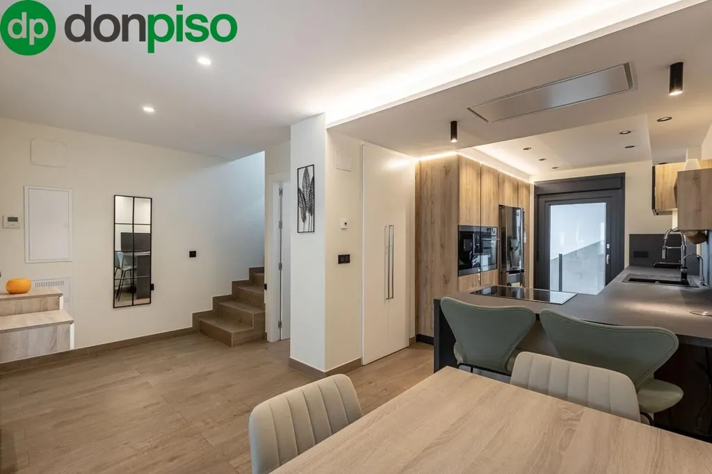 Sala da pranzo - Modernised Semi-detached Chalet in Albolote