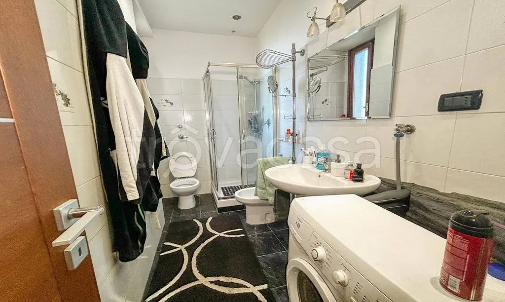 Salles de bain - Rearranged Apartment with Balcony in Santena