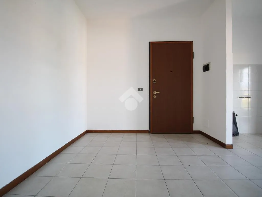 Esik - Apartment with Balcony in Brescia