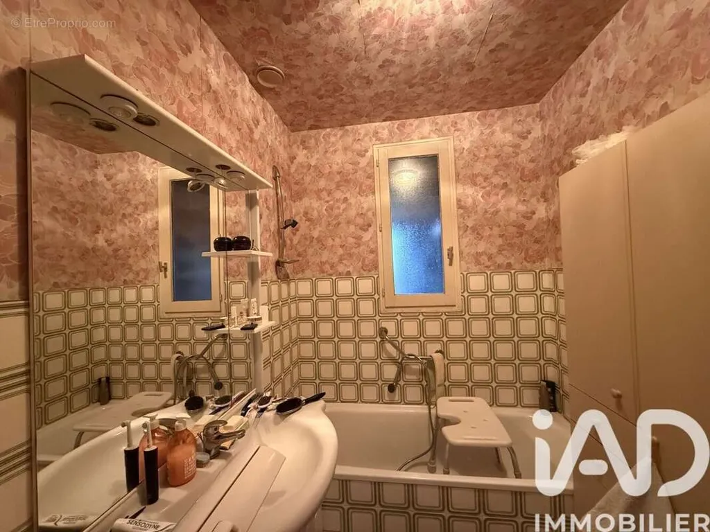 Salles de bain - Maison de Plain Pied avec Jardin à Condat-sur-Vienne