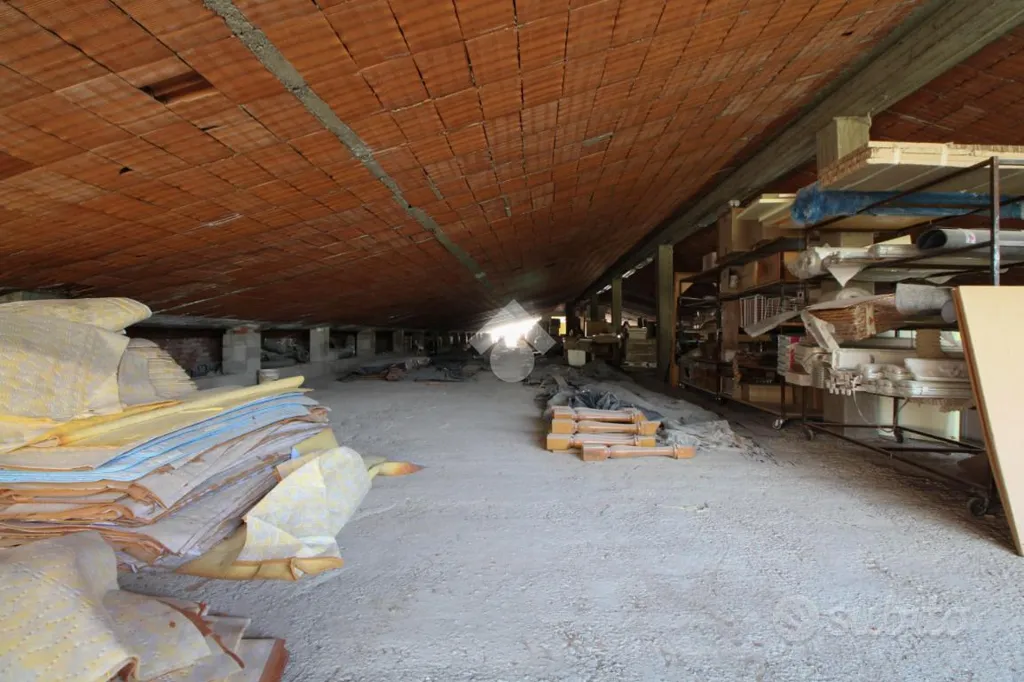 Pièces - Warehouse with Office Space in Madone