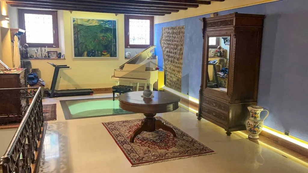 Esik - Historic Villa with Private Courtyard in Verona
