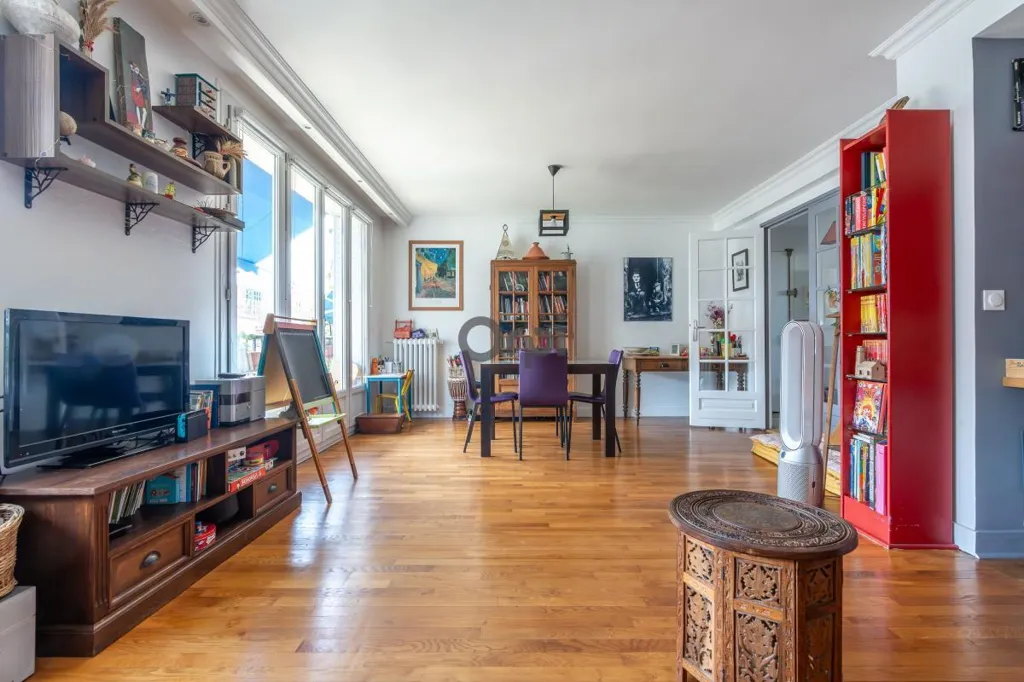 Living Room - 5-Piece Flat with Balcony in Joinville-le-Pont