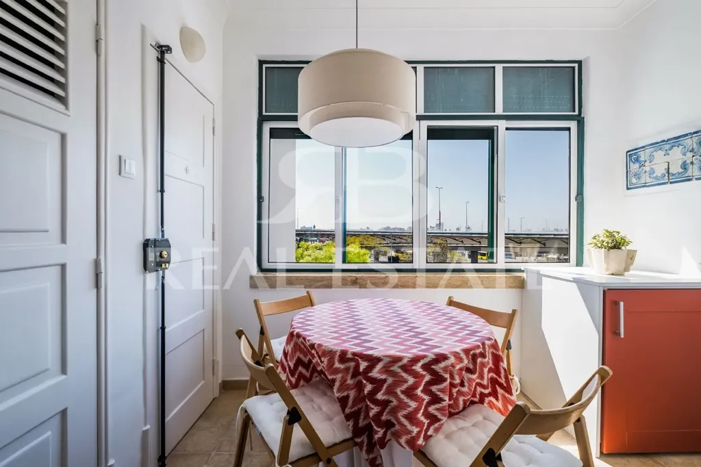 Dining Room - Renovated Apartment with River View in Restelo