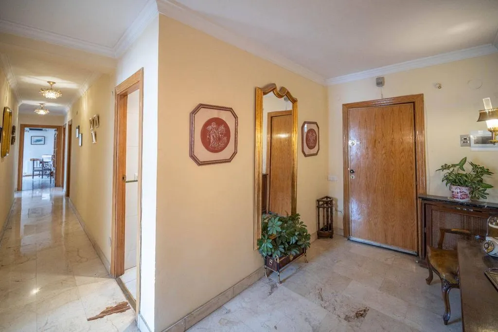 Esik - Luxury Flat with Balcony in Gran Capitán, Granada