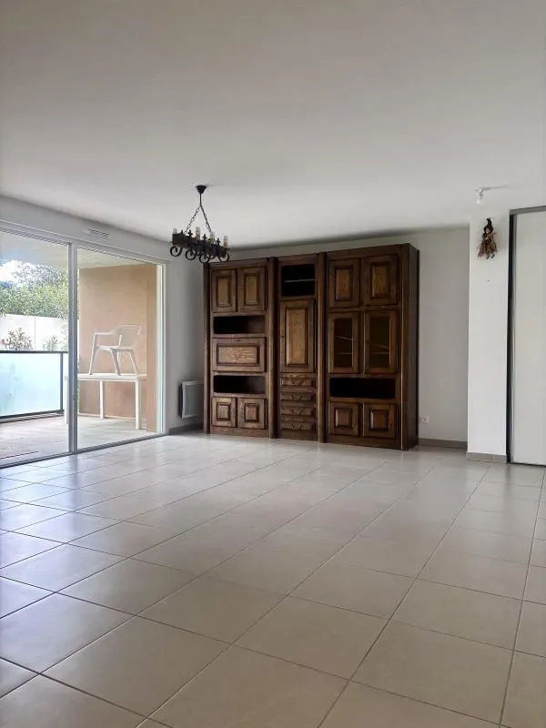 Elutuba - Modern Apartment with Loggia in Garons