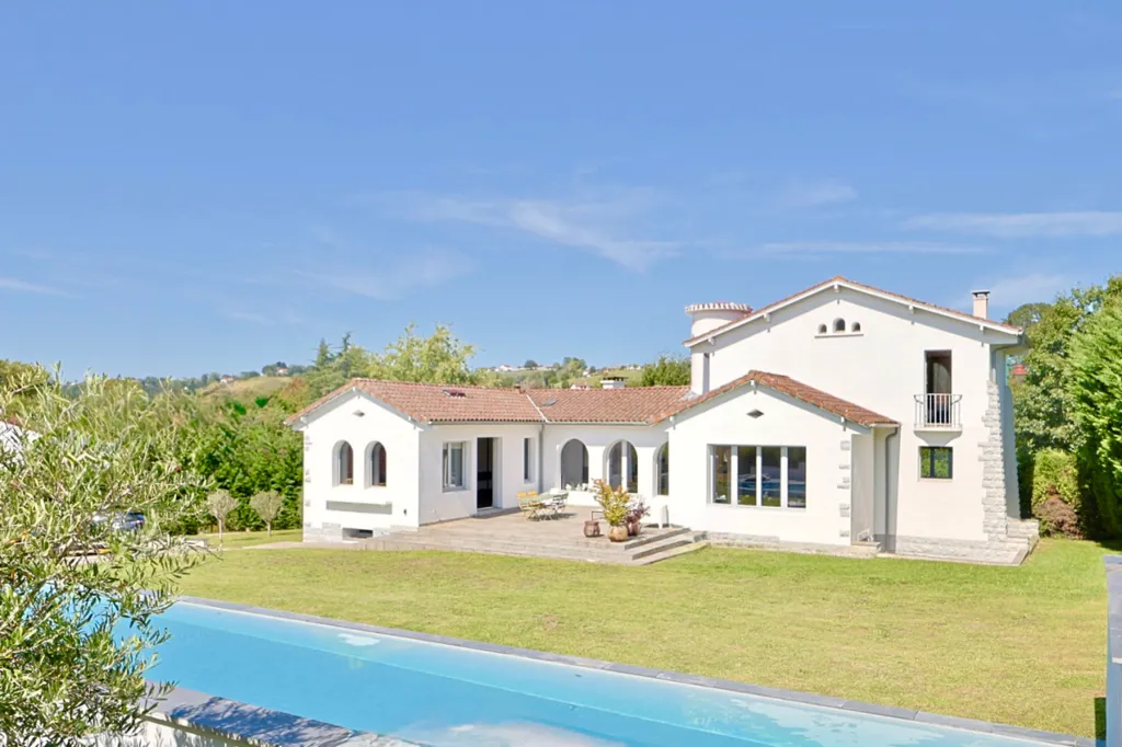 Piscina - Modernist Villa with Sculptural Architecture in Hasparren