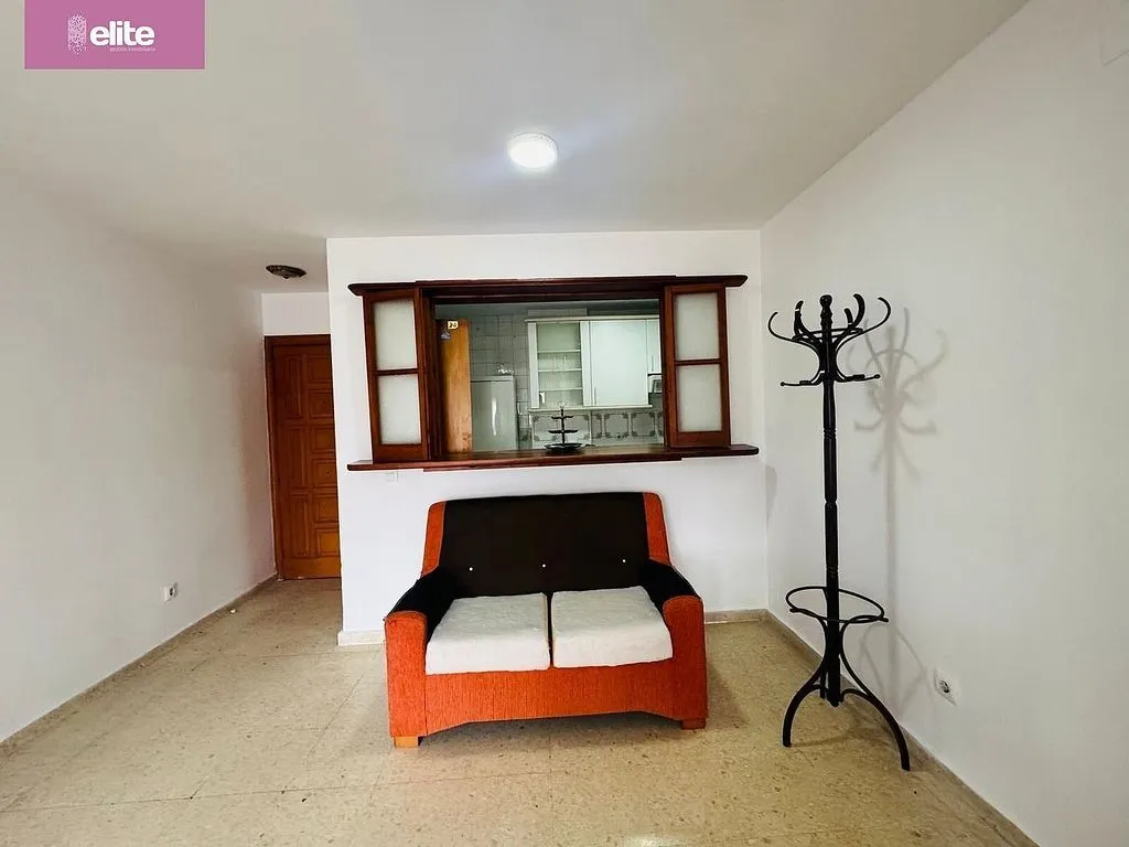 Soggiorno - Four-Bedroom Flat with Lift in West District