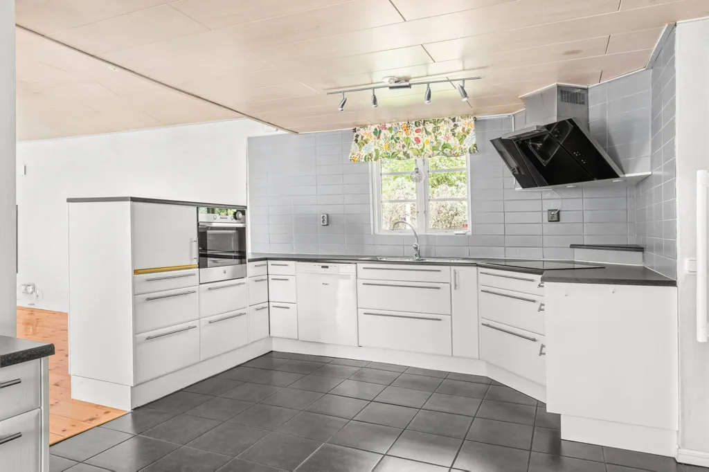 Cuisine - Villa with Pool and Sea View in Beddingestrand