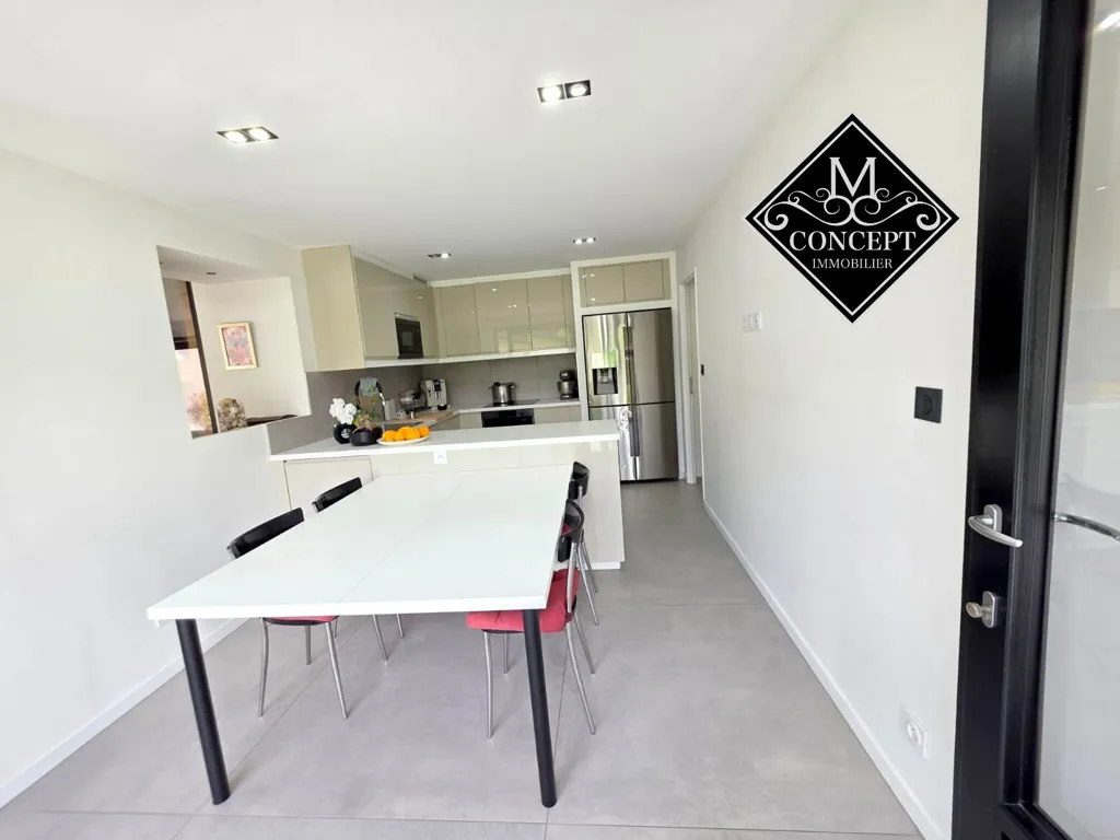 Salle à manger - Propriété 5 Chambres avec Jardin au Calme près de Valserhône