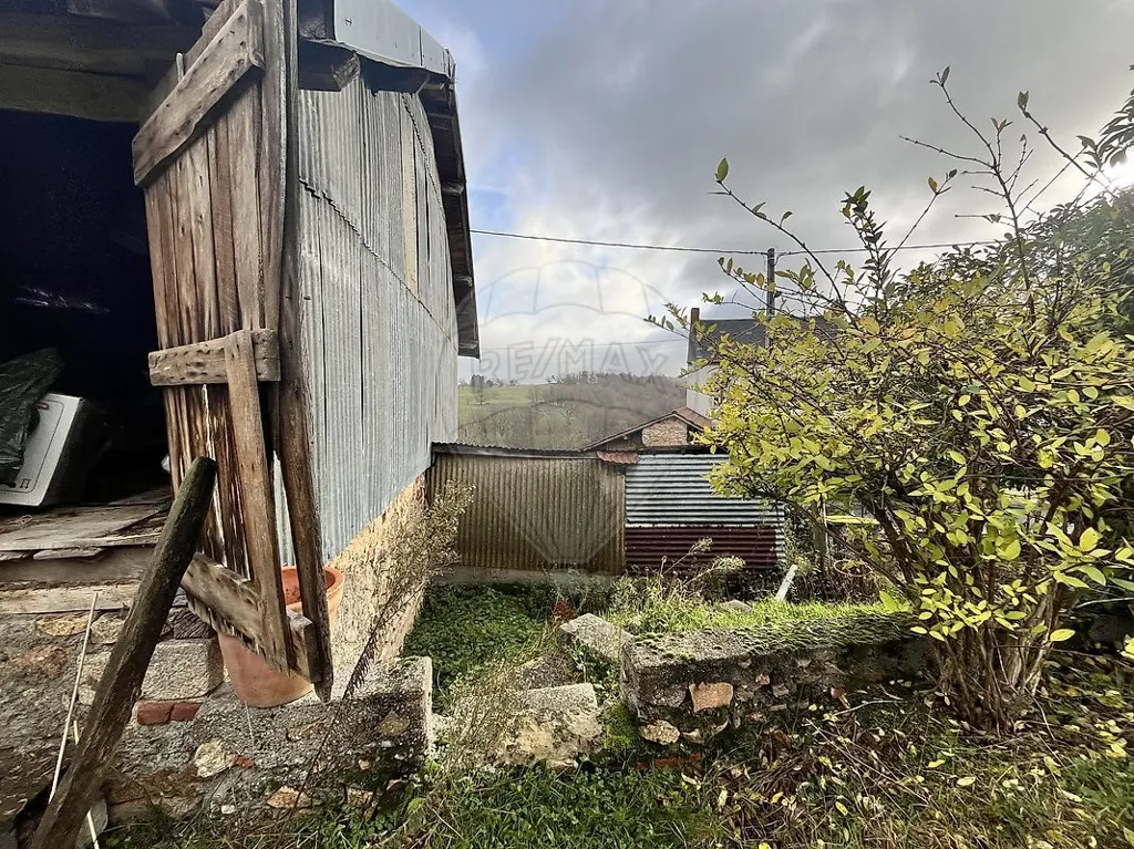 Aed - Traditional House with Garden in Busset