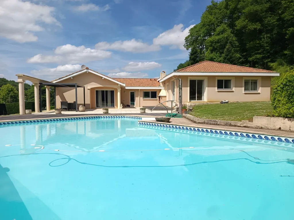 Bassein - Contemporary Villa with Pool in Idyllic Setting
