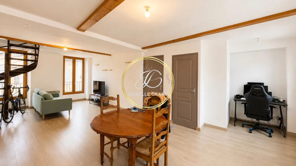 Söögituba - 3-Bedroom Apartment with City Centre View in Prades