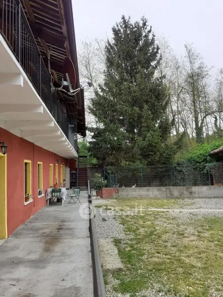 Giardino - Cascina ristrutturata con piscina a Moncrivello