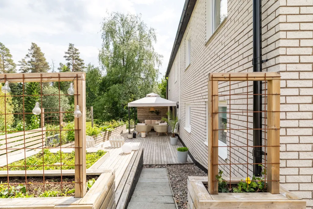 Garden - Family-Friendly Semi-Detached House in Taberg