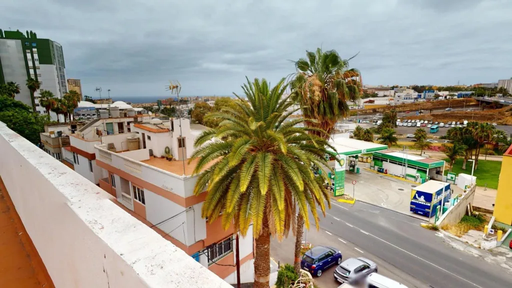 Balkon - 3-Bedroom Flat with Rooftop Utility in La Paterna