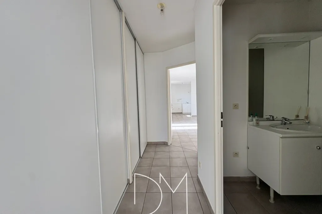 Vannitoad - 2-Bed Apartment with Balcony in Valence