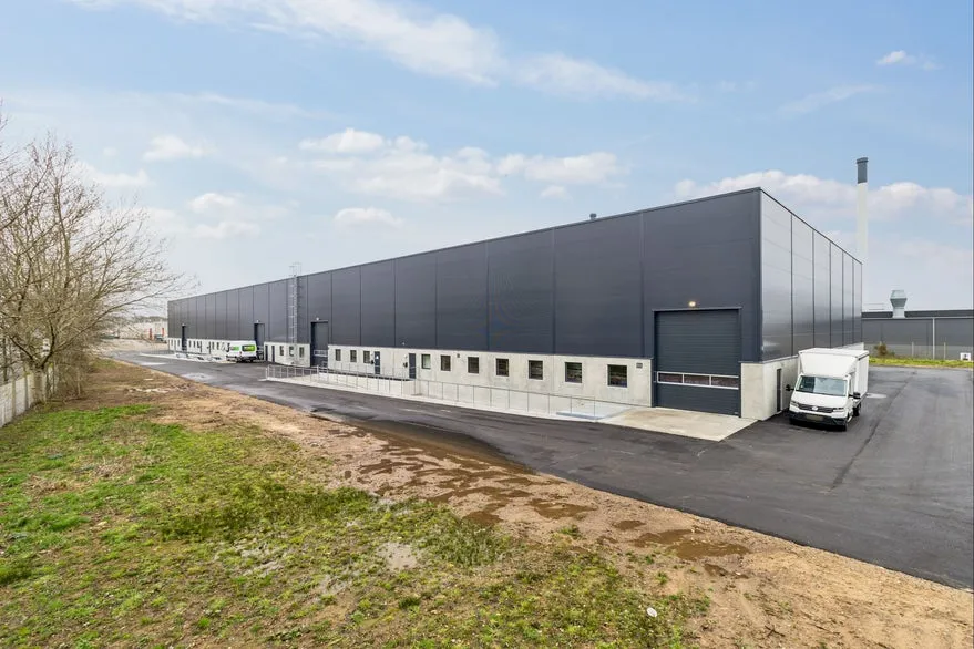 Extérieur - Warehouse with High Ceiling in Business Park