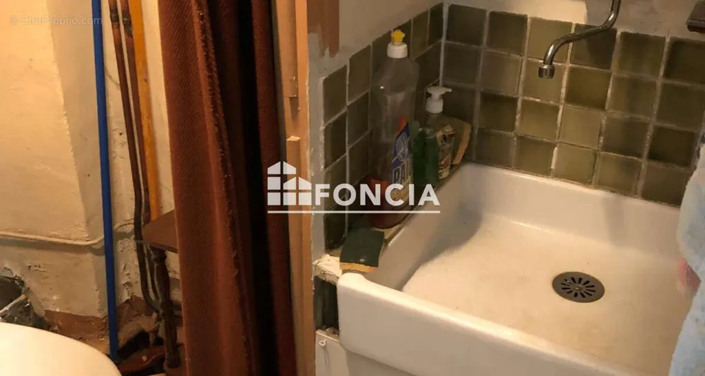 Bathrooms - Commercial Unit on Rue Henri Barbusse, Avignon