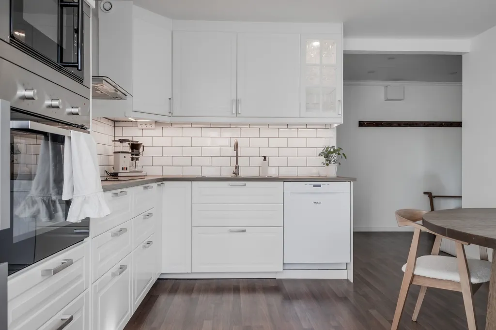 Cuisine - Two-Bedroom Flat with Three Balconies in Åsa