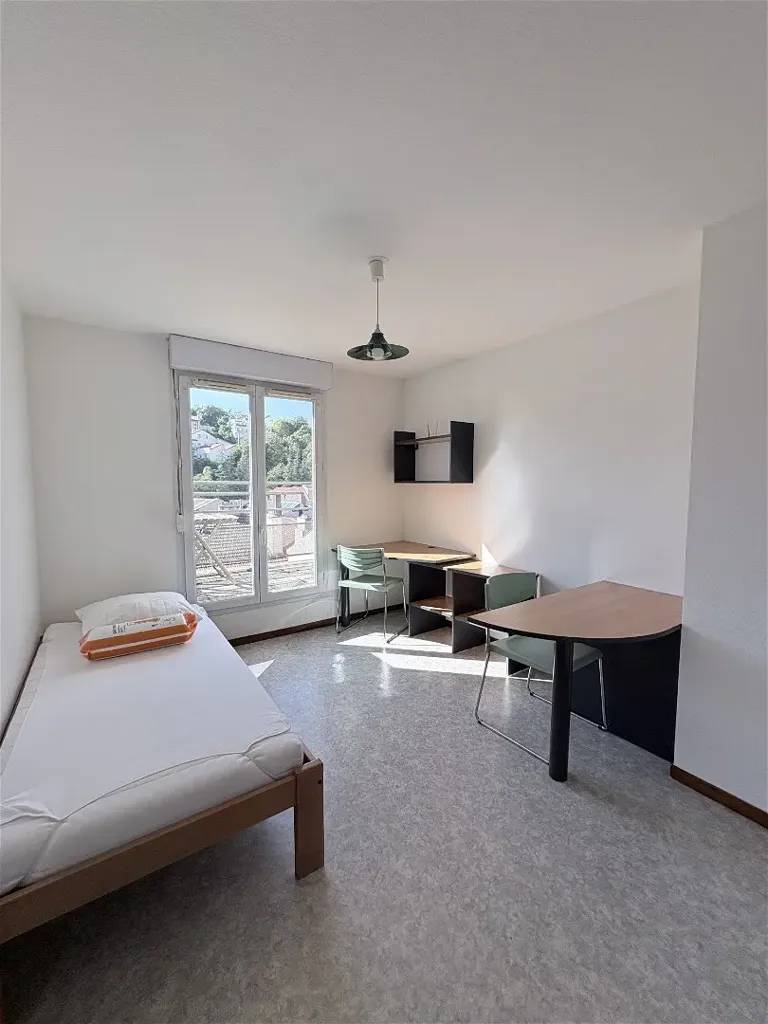 Chambres - Studio Meublé avec Balcon à Saint-Étienne