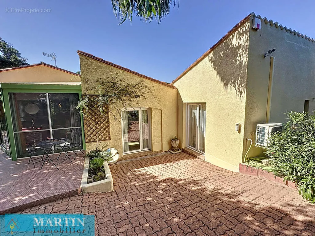 Terrass - Villa with Garden View in Le Boulou