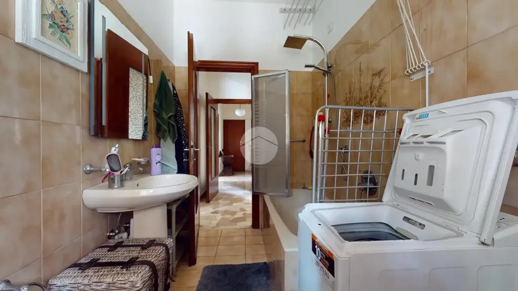 Salles de bain - Spacious 3-Bedroom Apartment in Seregno