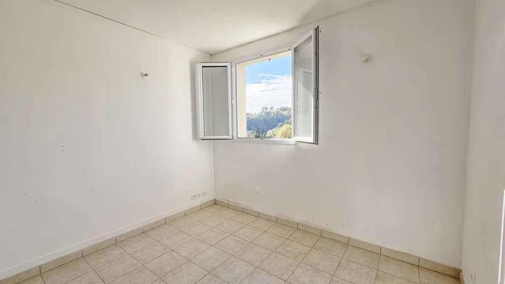 Pièces - Appartement T4 Traversant avec Vue sur les Collines à Montferrat