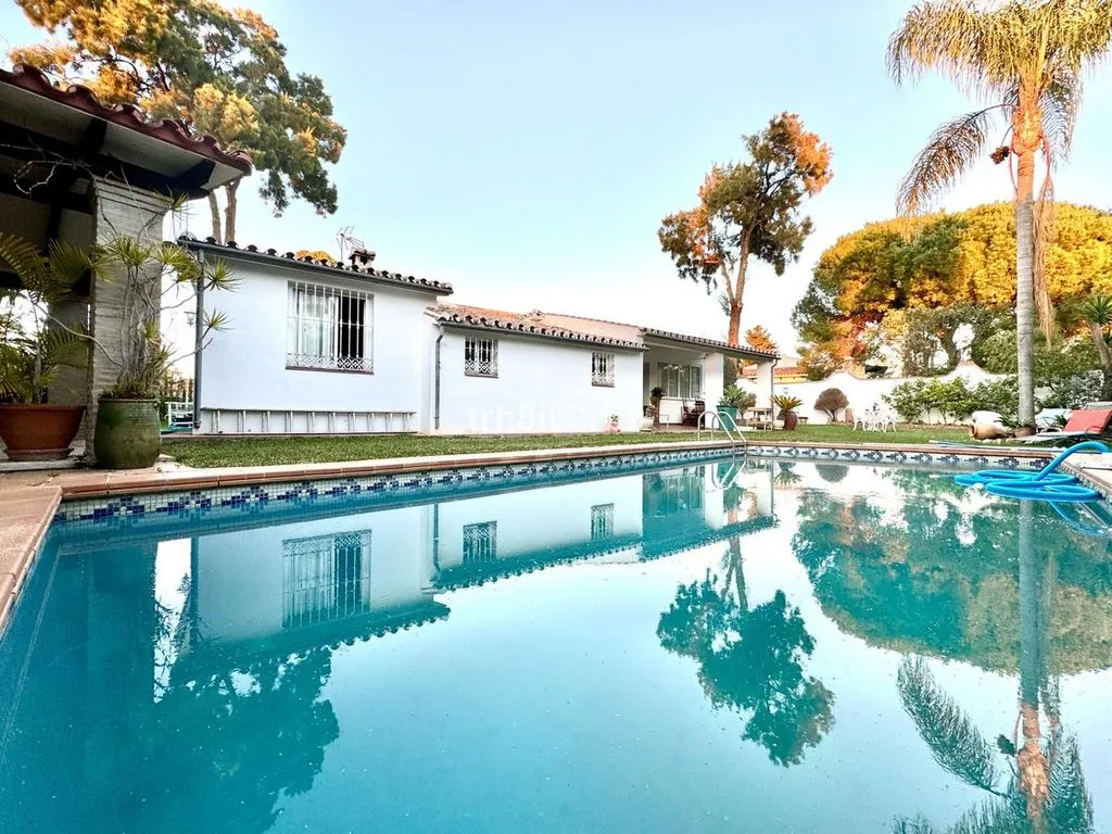 Piscine - Detached Villa with Pool in Atalaya, Costa del Sol