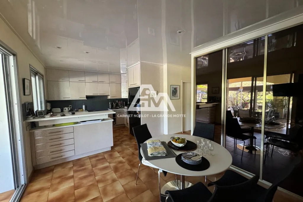 Cuisine - Villa avec Piscine en Bord de Golf