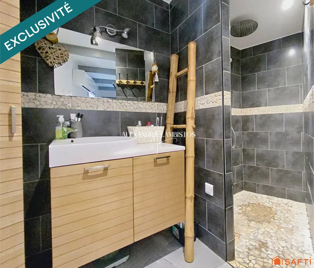 Bathrooms - Characterful Duplex Apartment in Restinclières