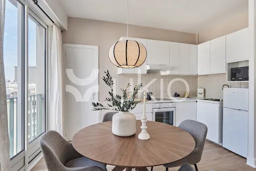 Dining Room - Luxury Apartment with Central Heating in Paris 5th