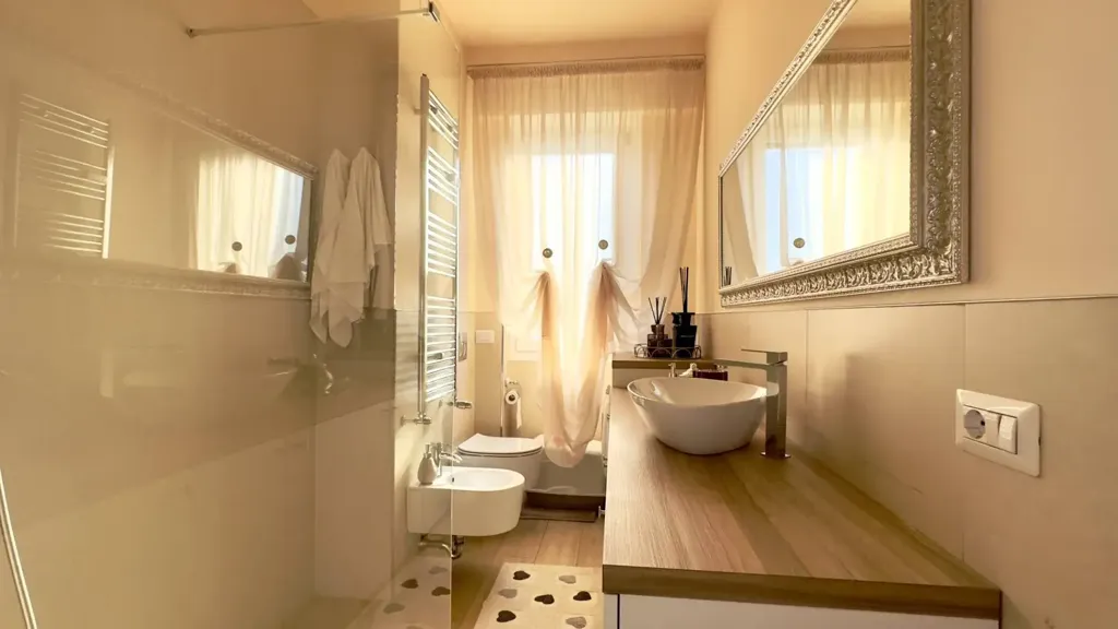 Salles de bain - Rear-Facing Apartment with Balcony in Cinisello Balsamo
