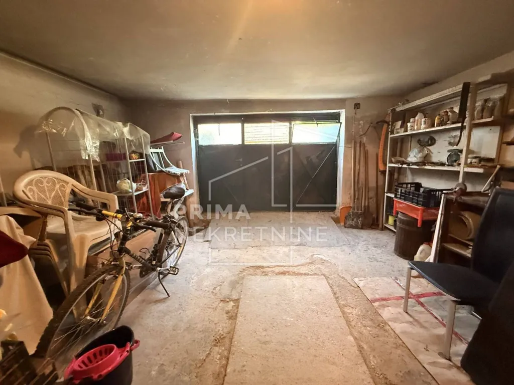 Garage - Multi-Unit House with Garden in Maksimir, Zagreb