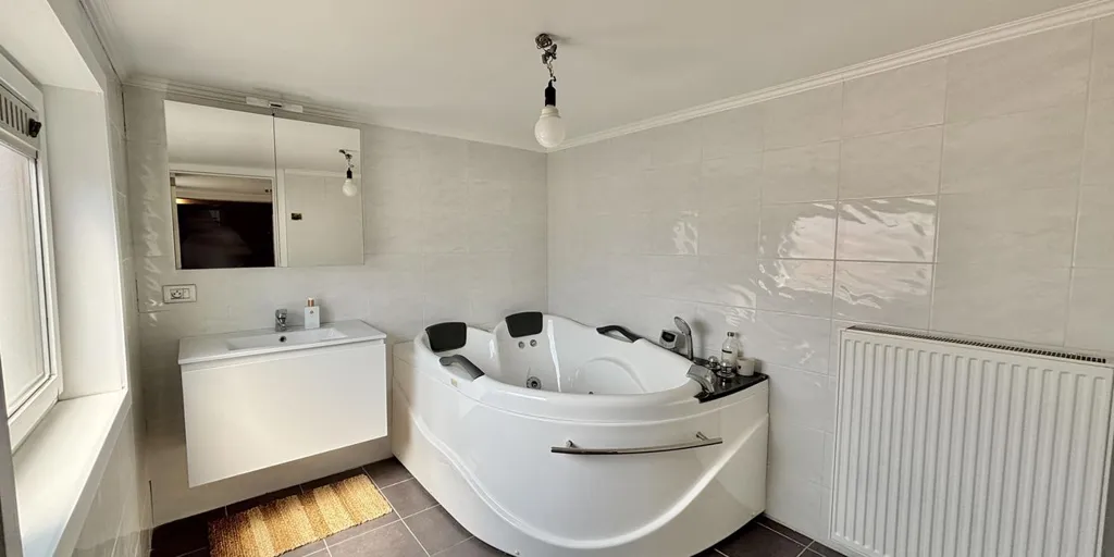 Salles de bain - Maison Rénovée avec Garage à Tiegem