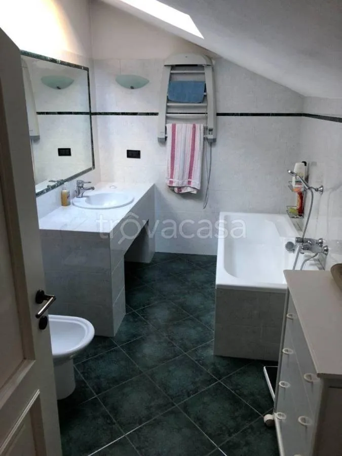 Bathrooms - Historic Villa with Panoramic View in Costigliole Saluzzo