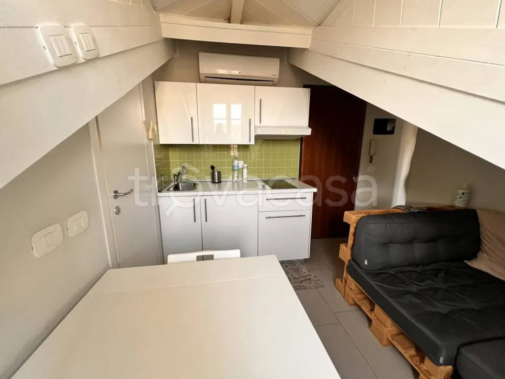 Cucina - Mansarda ristrutturata con balcone a Torino