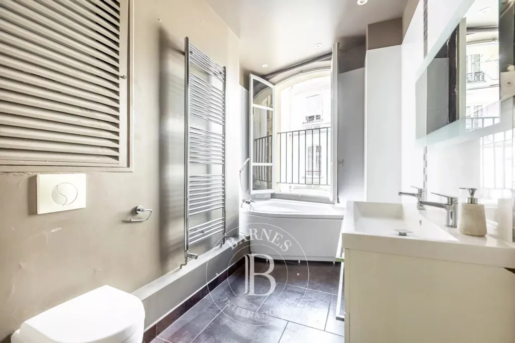Vannitoad - Corner Apartment with East View in Paris 8e