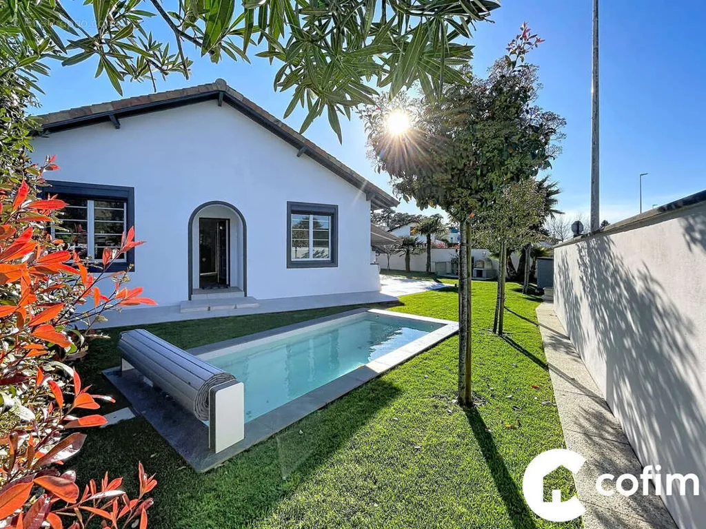 Pool - Bayonne House with Pool in Arrousets