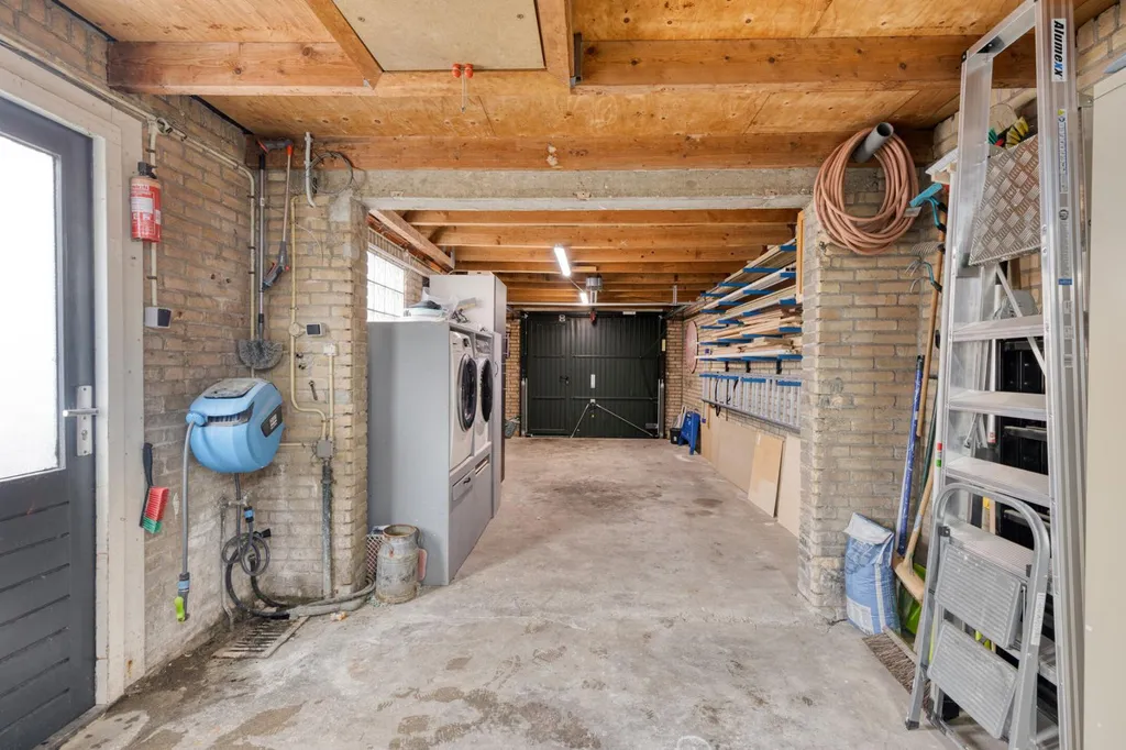Garage - 2/1 Cap House with Double Garage in Wouw