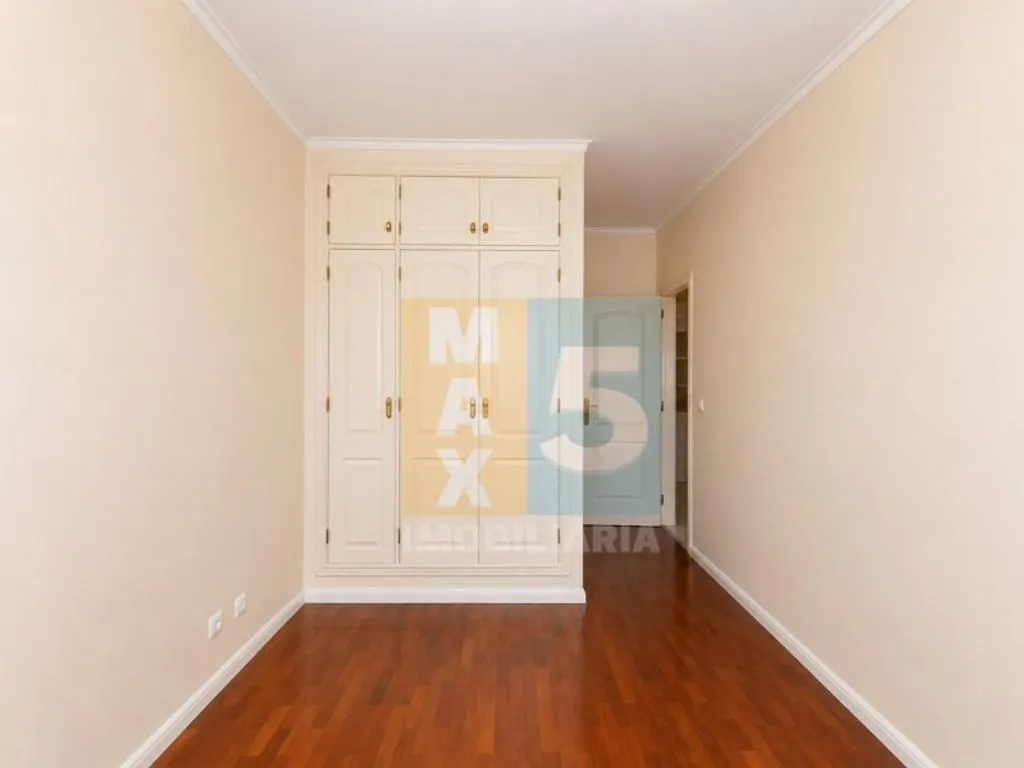 Toad - Luxury Duplex Flat with Garage in Odivelas