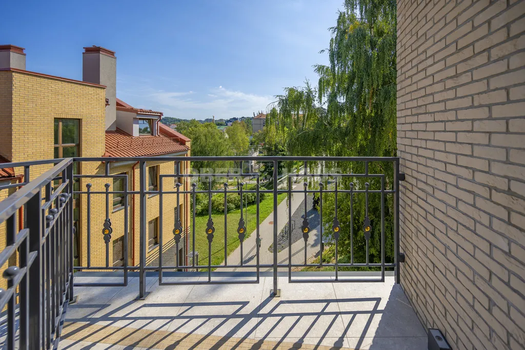 Balcon - 3-Bedroom Apartment with Park View in Vilnius