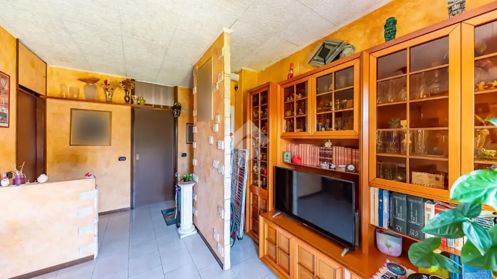 Esik - 3-Bedroom Apartment with Balcony in Lainate