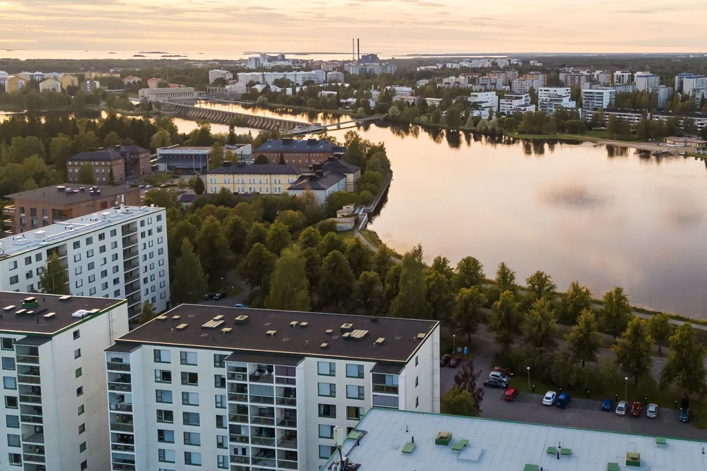 Luftaufnahme - Fully Renovated Apartment with River Views in Oulu