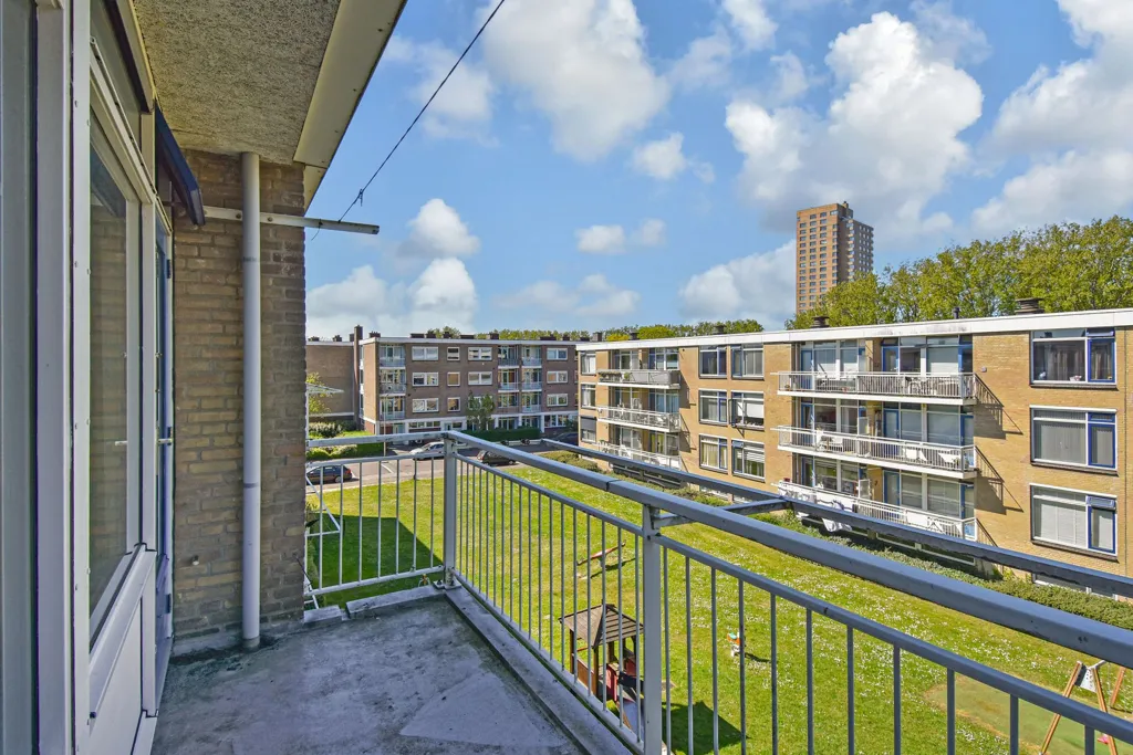 Rõdu - 4-Bedroom Apartment with Balcony near Delft