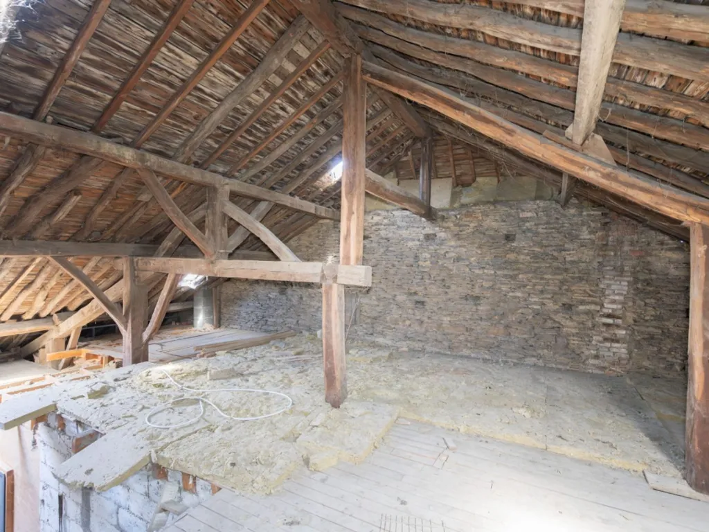 Pièces - Maison Rénovée avec Terrasse au Centre de Corbion