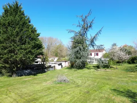Jardin - Maison avec Dépendances et Terrain à Luxé
