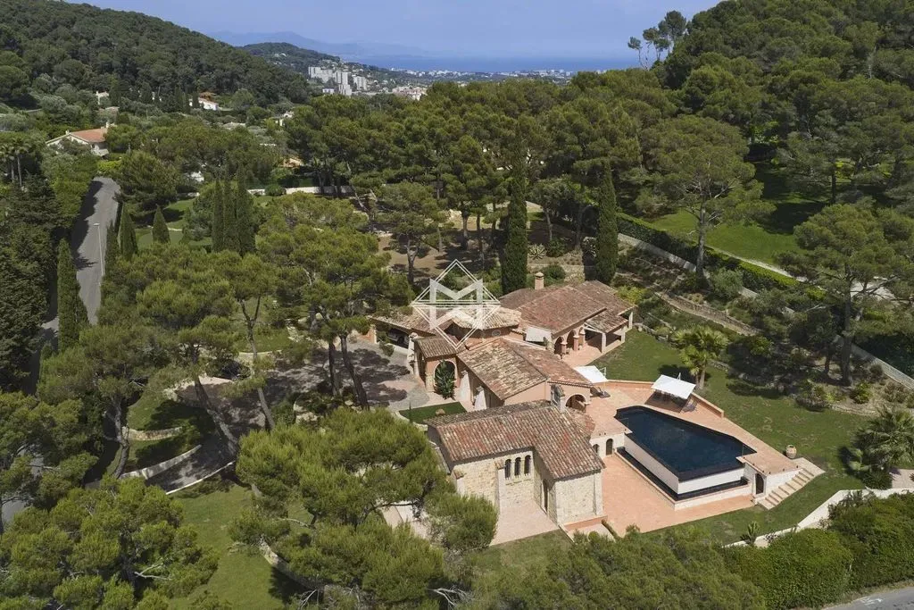 Vue aérienne - Villa Luxueuse avec Vue Mer à Cannes