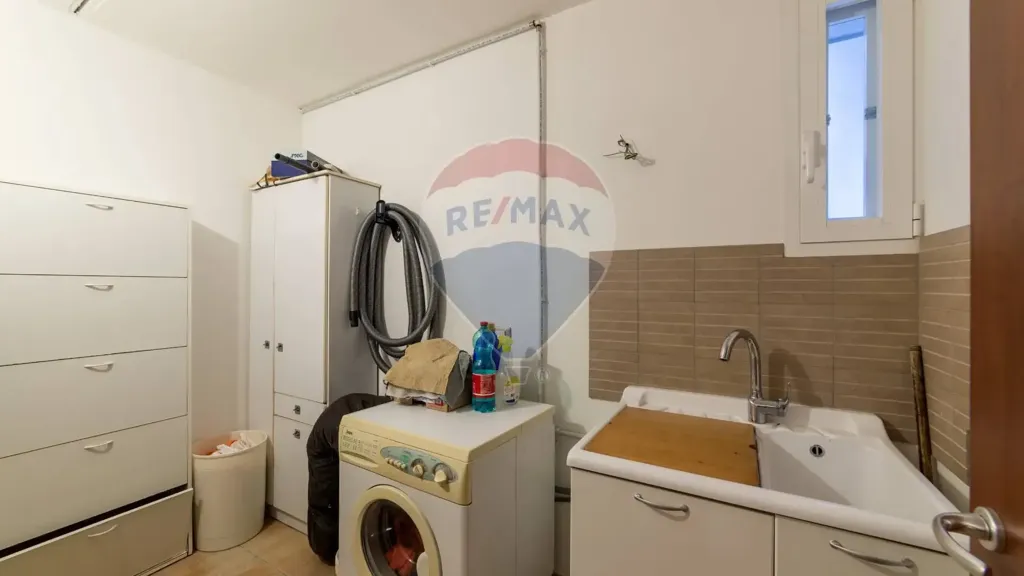 Utility Room - Independent House with Private Garden in Ostra